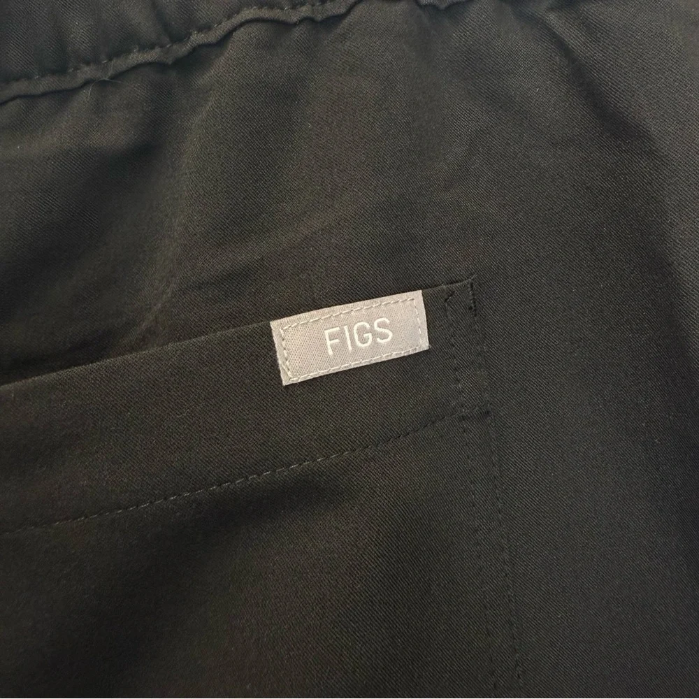 Figs Men’s Cairo Black Cargo Scrub Pants Size L